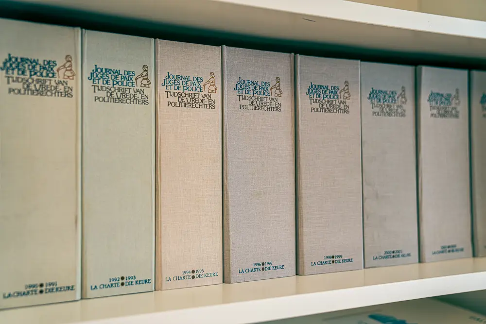 Étagère de bibliothèque composée de livres de droit